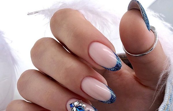 Délicieuse manucure avec strass 2025-2026: nouveautés, meilleures idées, tendances - photo
